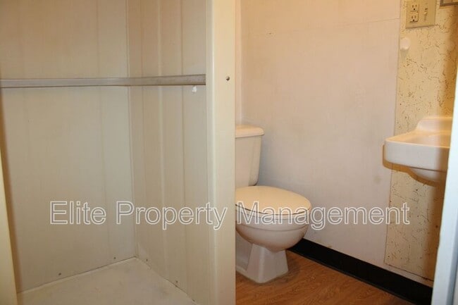 Building Photo - 2727 Santa Fe Dr