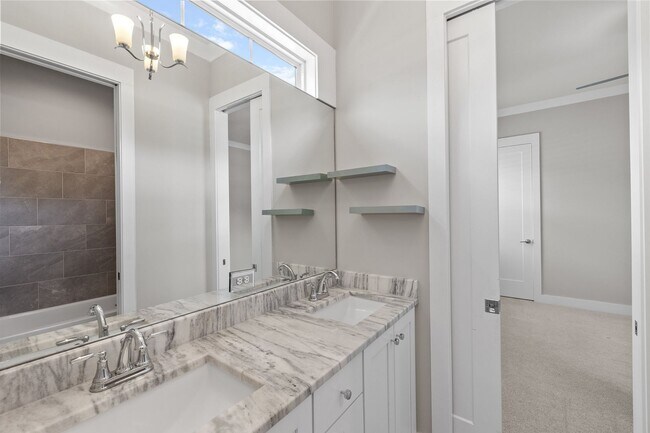 Building Photo - **Luxury 4/4 with Fenced in Yard**