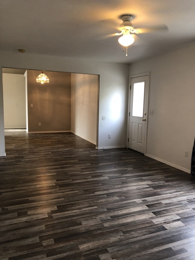 Building Photo - 3 Bed/2 bath...Newer Carpet and Flooring.....