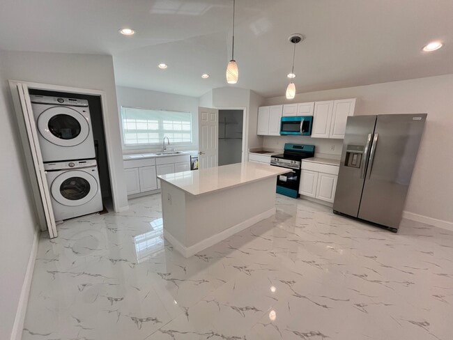 Building Photo - 2025 W Bermuda Rd