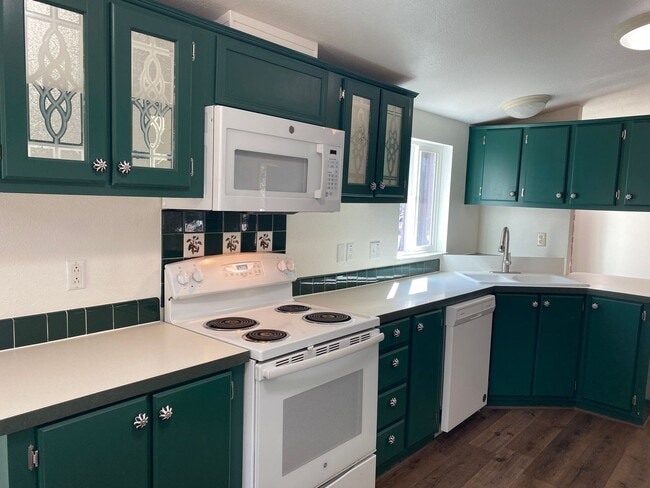 Building Photo - ? Cozy Charm on Almost an Acre in La Pine ?
