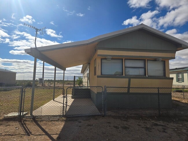 Building Photo - Three Bedroom, Pet Friendly Home!