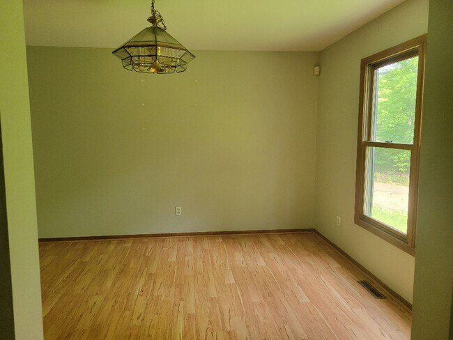 Building Photo - 585 Friendship Dr