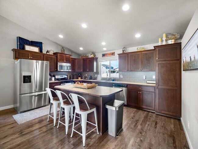 Building Photo - Beautiful home 5MILE/Big Yard & Garage (Furnished)