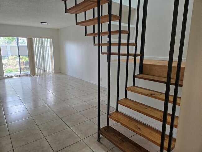 Building Photo - 6252 Highland Ct