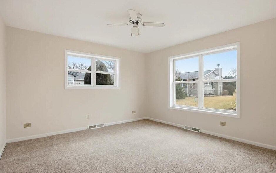 Building Photo - 323 Belmont Ct