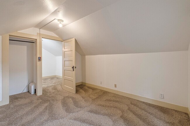 Building Photo - Charming bungalow