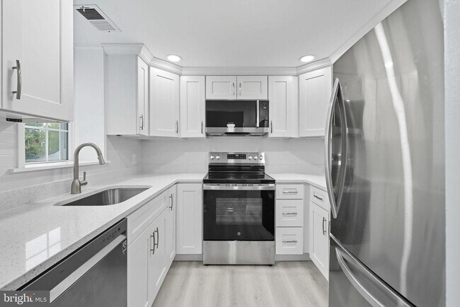 Building Photo - 2856 S Buchanan St
