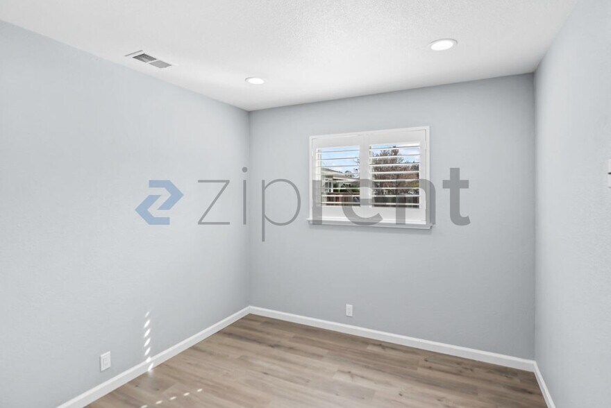 Building Photo - Unit