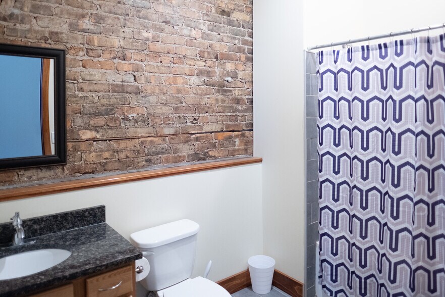 Building Photo - 418 Shelden Ave