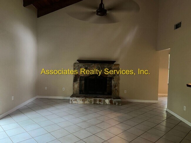 Building Photo - 3/2 North West!- 2 Weeks Free rent with im...