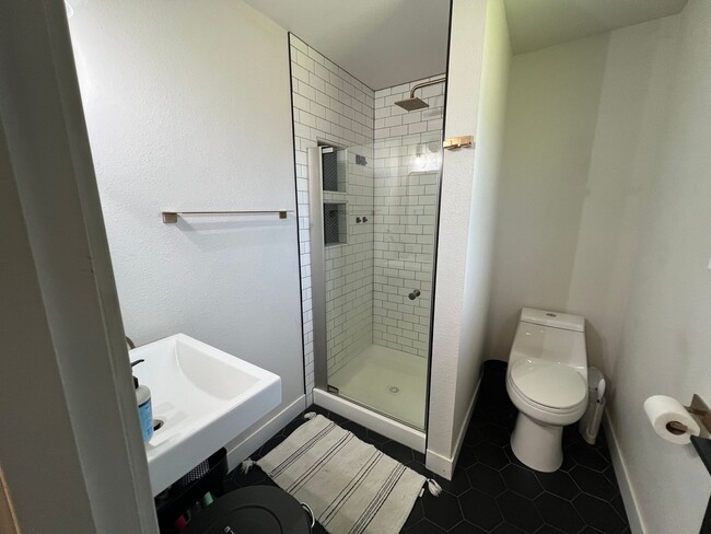 Building Photo - Remodeled 3 Bedroom Troutdale Home