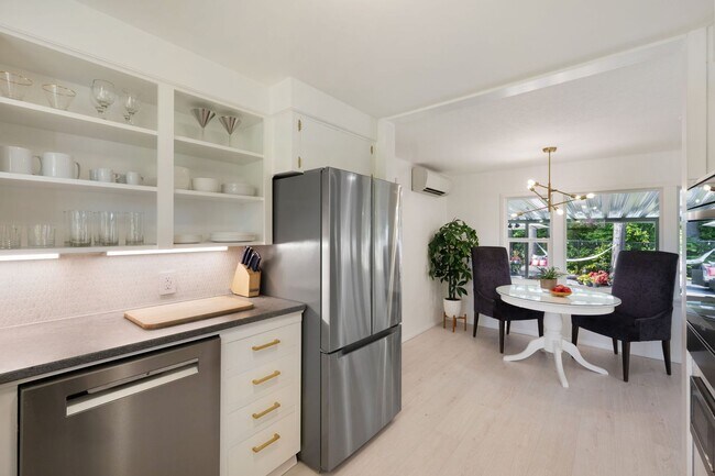 Building Photo - Immaculate and Updated Throughout- Quiet d...