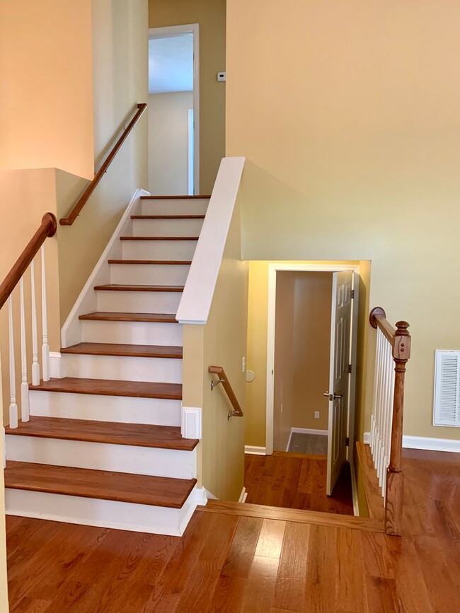 Building Photo - Lovely Tri-level Fayetteville Home