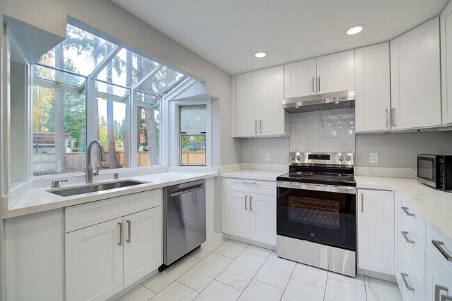 Building Photo - 3Bd/1.5Ba Bellevue House