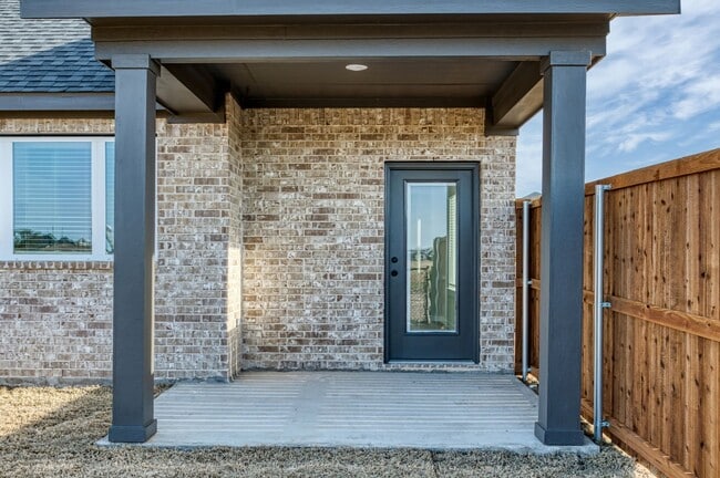 Building Photo - AVAILABLE NOW! 3 BEDROOM TRIPLEX LOT LOCATED ON 1-ACRE LOT IN MIDLOTHIAN, TX!