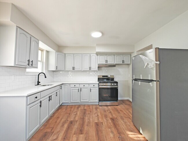 Building Photo - Spacious Fully Renovated Corner-Home Available Now!