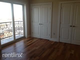 Building Photo - 1202 Summit Ave