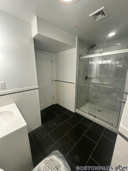 Building Photo - 1404 Beacon St