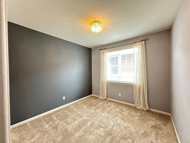 Building Photo - Large 4 Bedroom House in Hiddenbrook Commu...