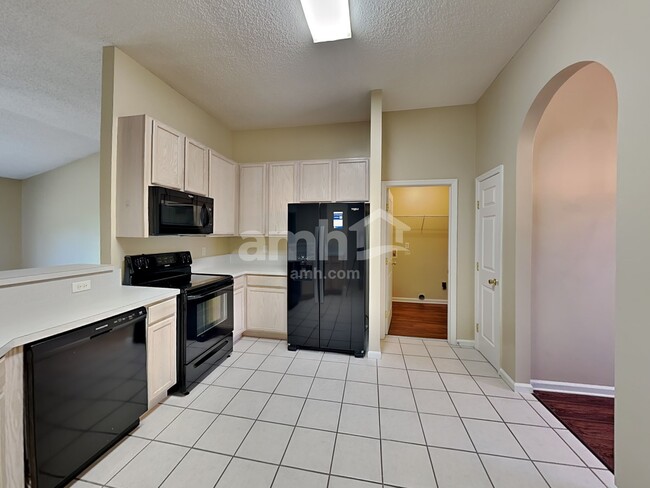 Building Photo - 3370 Westfield Dr