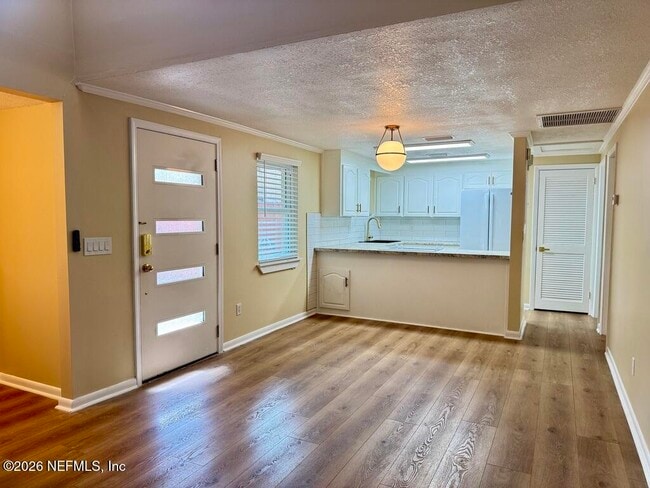 Building Photo - 1561 Arcadia Dr