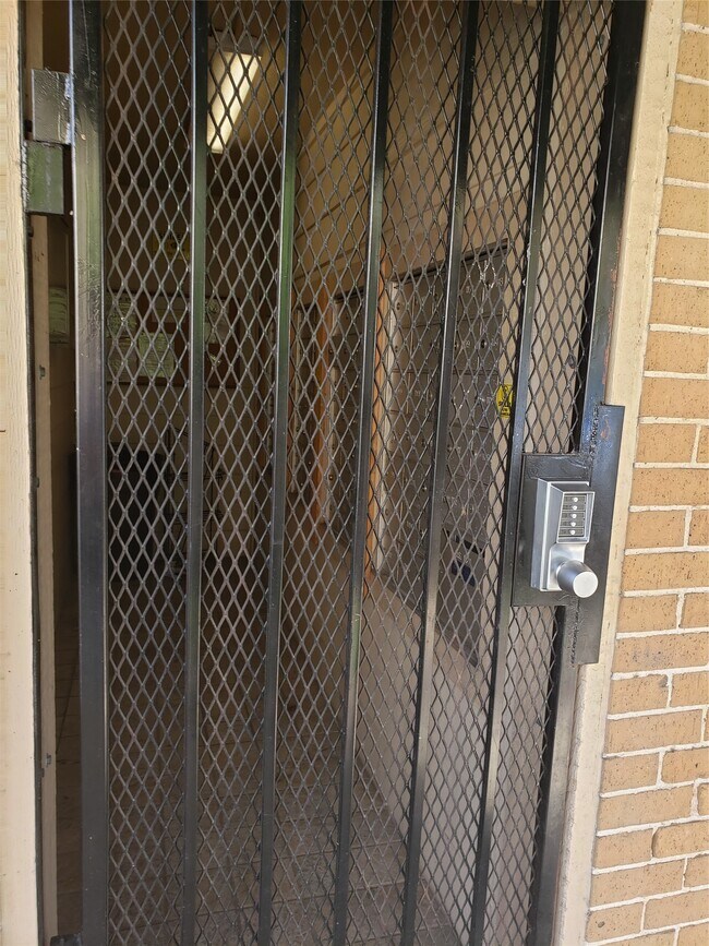 Building Photo - 2277 S Kirkwood Rd