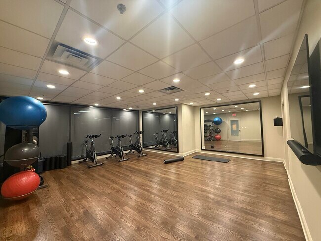 Building Photo - 102 Christopher Columbus Dr