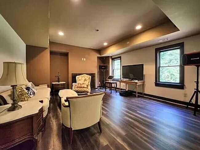 Building Photo - 10795 Cauley Creek Dr