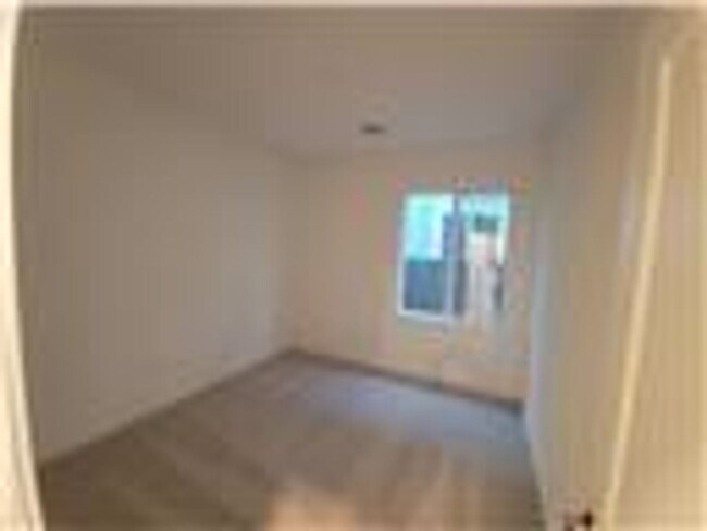 Building Photo - Beautiful 4 bedroom House