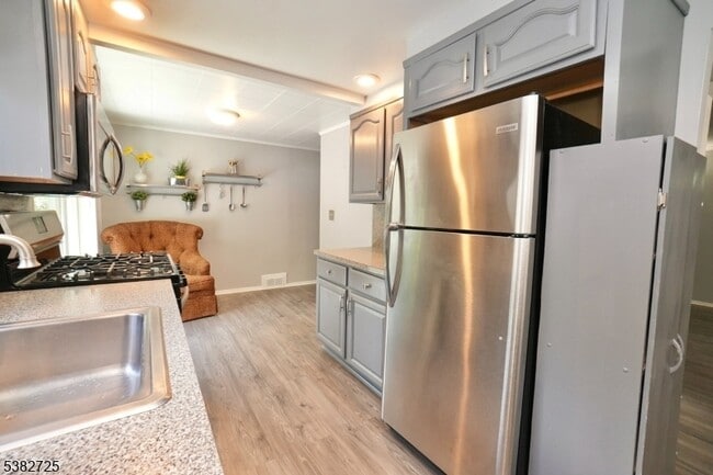 Building Photo - 25 Glenview Dr