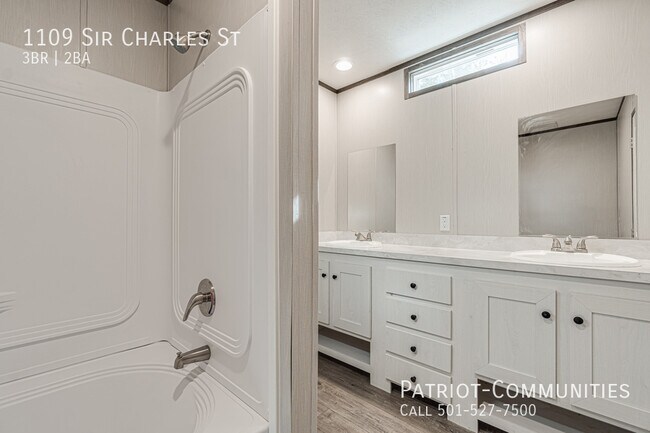 Building Photo - 1109 Sir Charles St