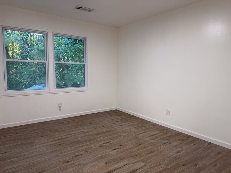 Building Photo - 1307 Sweet Pine Dr