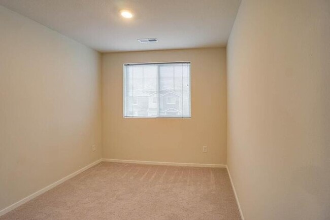 Building Photo - 5824 NE 80th Ct