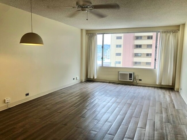 Building Photo - PACIFIC GRAND studio with vinyl wood plank...