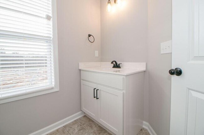 Building Photo - 1115-H2 Hillwood Drive