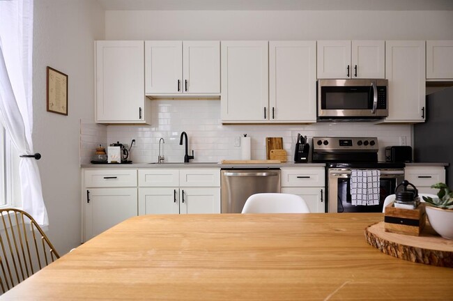 Building Photo - 2076 Dry Creek