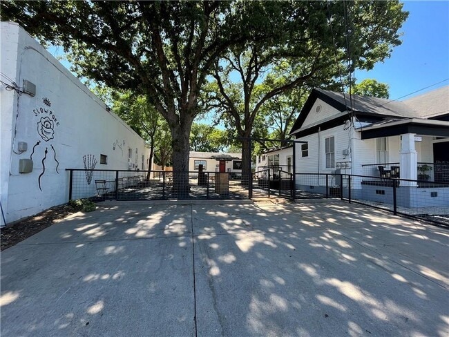 Building Photo - 1207 Salina St