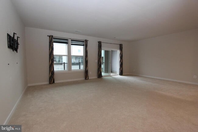 Building Photo - 43808 Middleway Ter