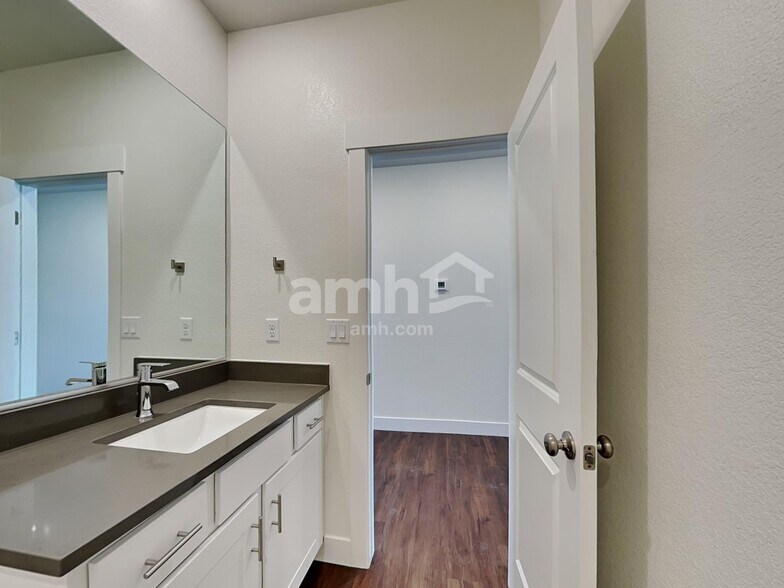 Building Photo - 11638 Broken Top Dr