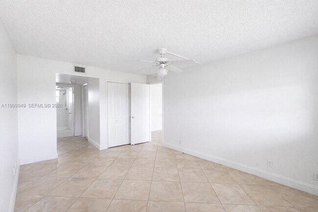 Building Photo - 950 Hillcrest Dr