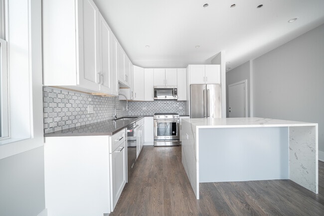 Building Photo - 556 W 18th St