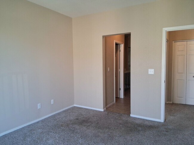 Building Photo - For Rent. 3 Bedroom, 2.5 Bath