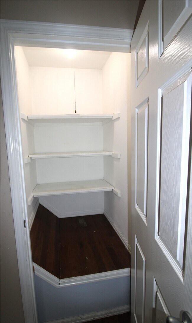 Building Photo - 736 Henry Ave