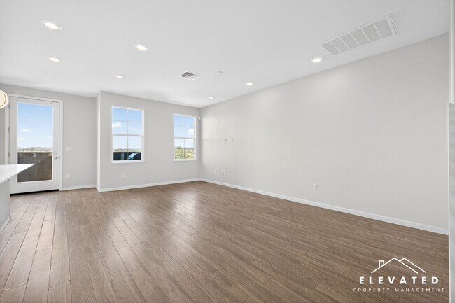 Building Photo - 611 Jade St