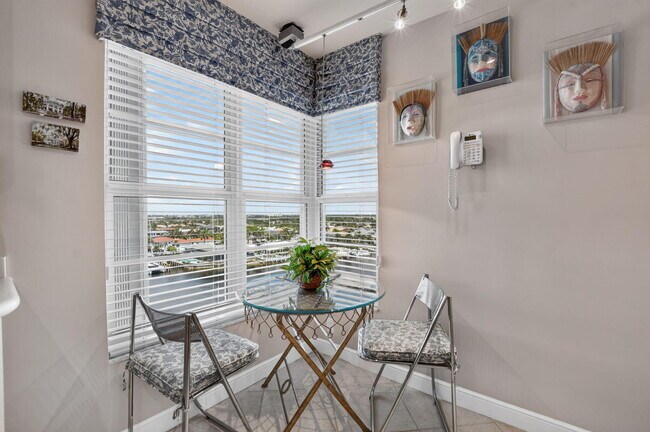 Building Photo - 1021 Hillsboro Mile