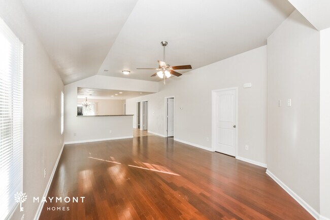 Building Photo - Beautiful 3 Bedroom Home