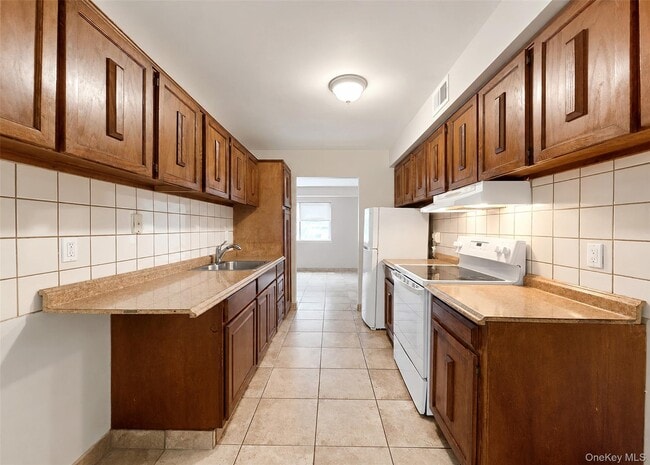 Building Photo - 136 Hill Crescent
