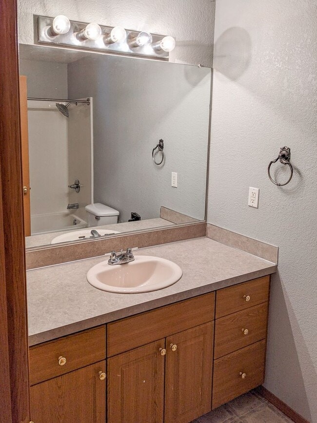 Building Photo - 4528-4532 Poinsettia St NE