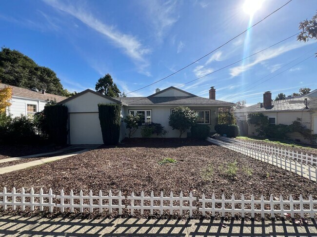 Primary Photo - 2 Bedroom/1 Bath Available in Oakland!
